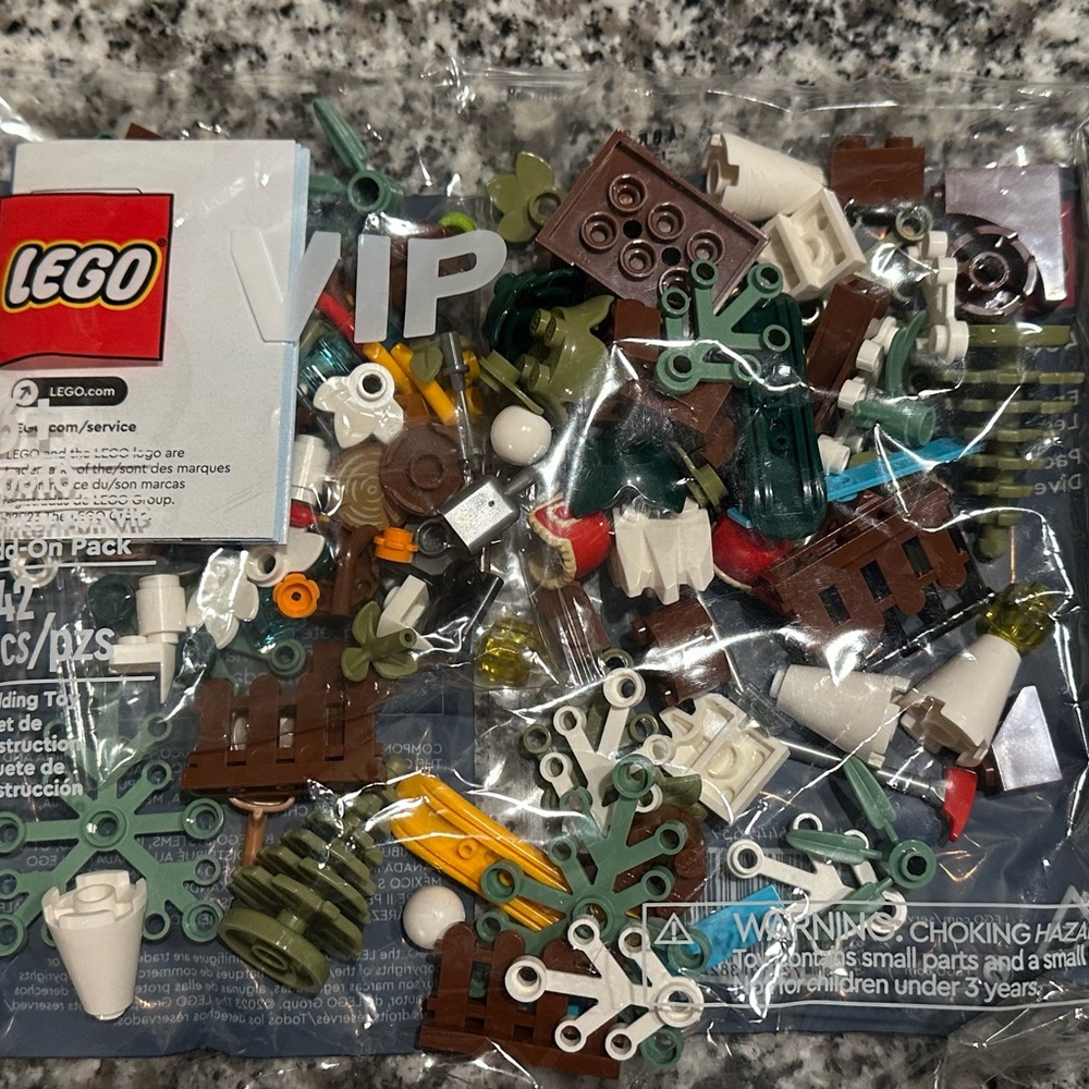 LEGO Spring (#40606) and Winter (#40610) VIP Sets - Picture 5 of 8